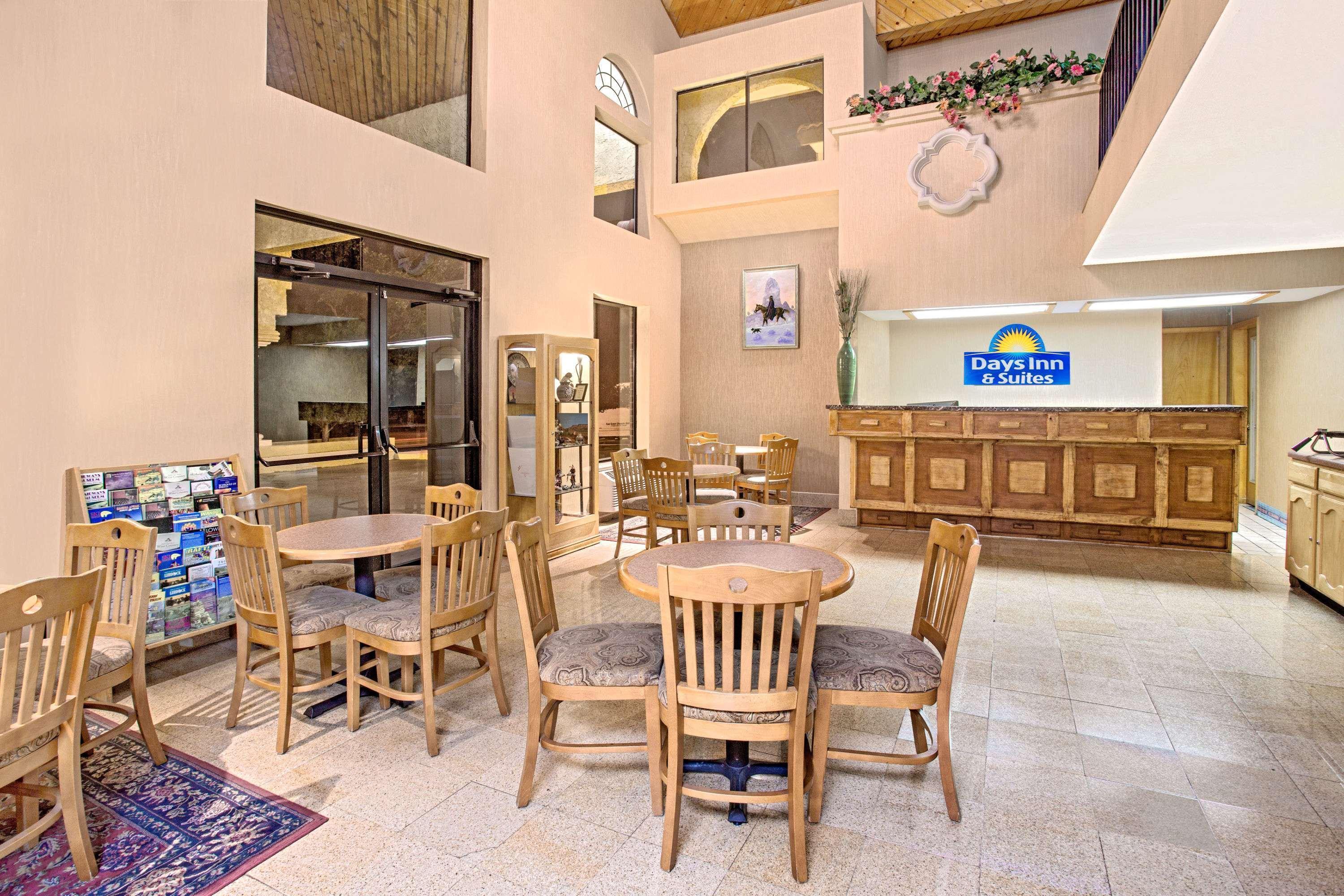 Days Inn & Suites By Wyndham Red Rock-Gallup Exterior photo
