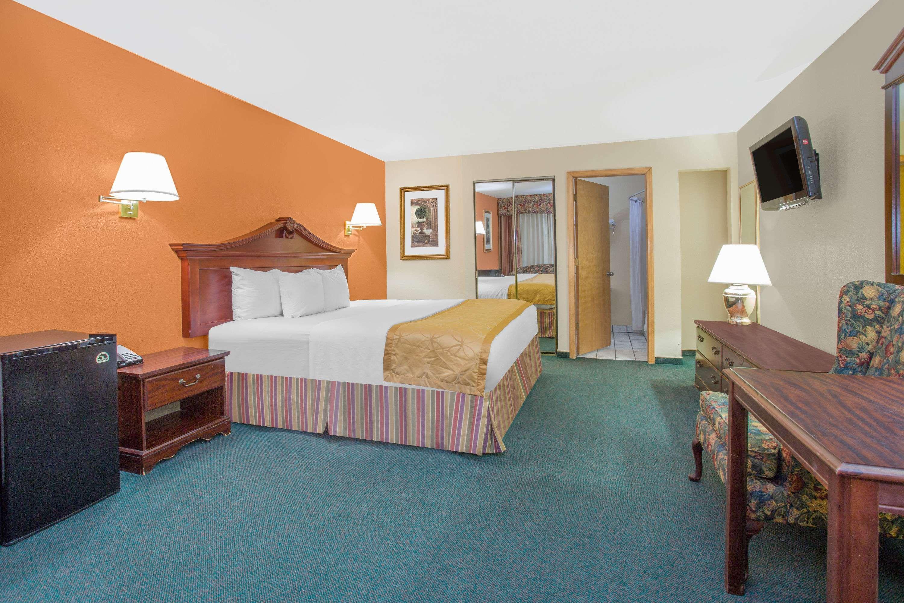Days Inn & Suites By Wyndham Red Rock-Gallup Exterior photo